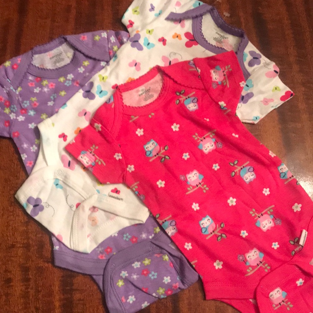 3 Onesies Size 0-3 months